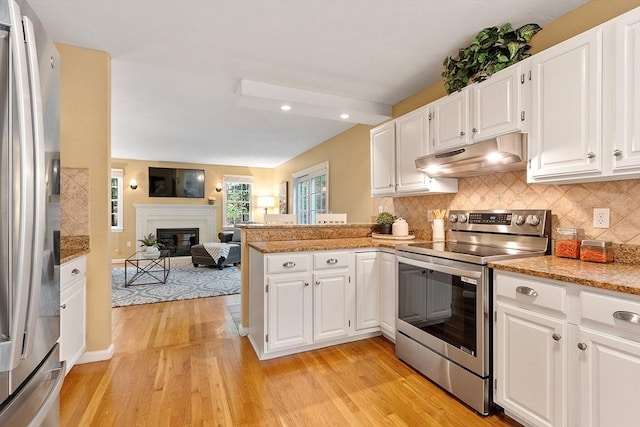 kitchen with stainless steel appliances, under cabinet range hood, a peninsula, light wood-style floors, and open floor plan
