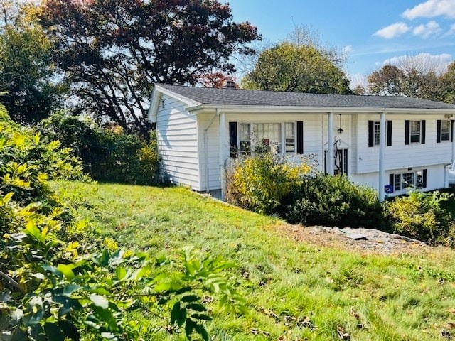 view of front of home featuring a front yard