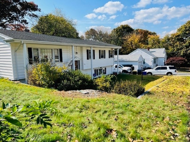 view of front of home featuring a front lawn