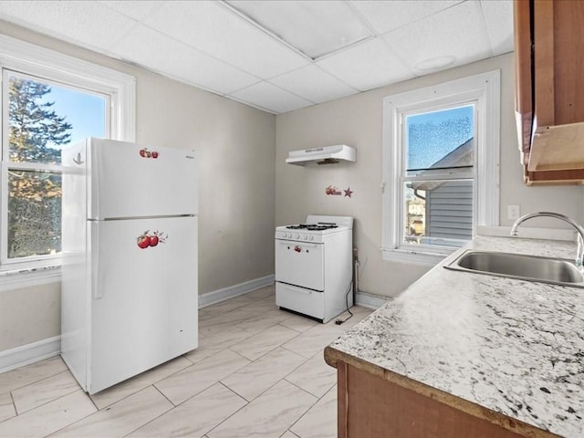 kitchen featuring sink, white appliances, a paneled ceiling, and plenty of natural light