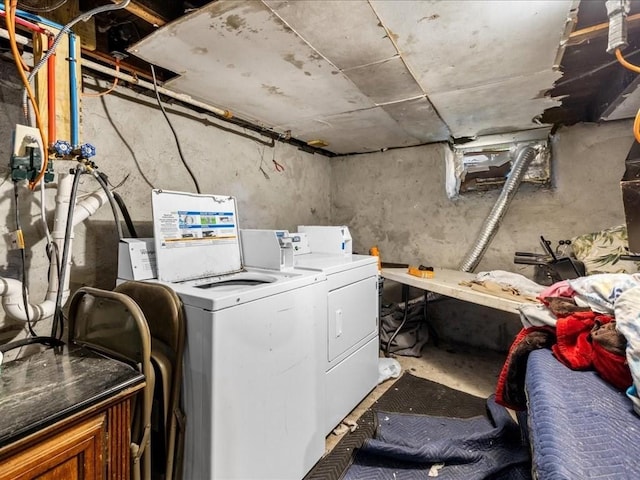 clothes washing area featuring washing machine and dryer