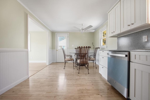 dining space with ceiling fan, ornamental molding, a healthy amount of sunlight, and light wood-type flooring