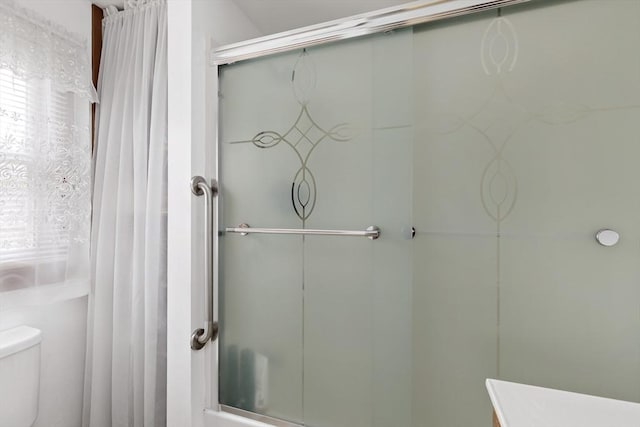 full bath featuring a shower with curtain and toilet