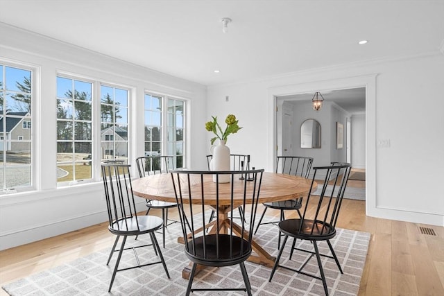 dining room featuring recessed lighting, visible vents, baseboards, and light wood-style flooring