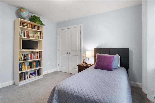 bedroom featuring carpet flooring and a closet