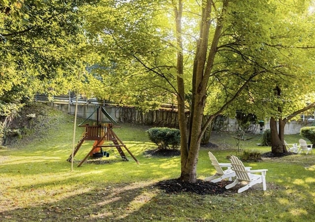 1 Gwinnett St, Boston, MA 02136 - view of yard