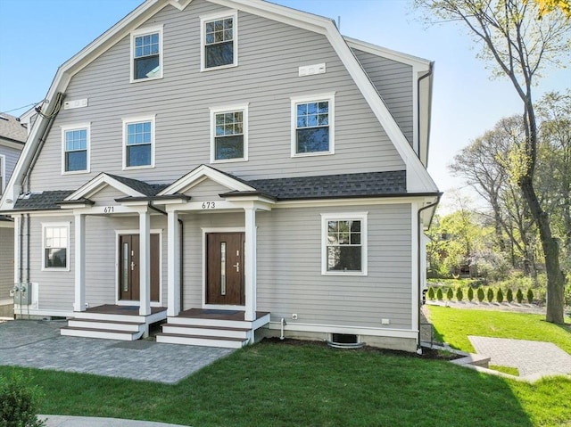 view of front of property with roof with shingles, a front lawn, and a gambrel roof