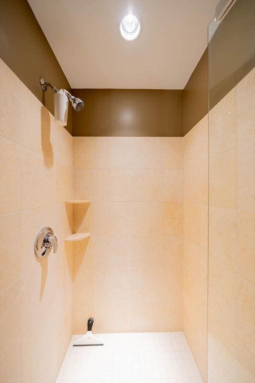 full bathroom featuring a tile shower