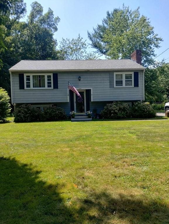 bi-level home featuring a front yard