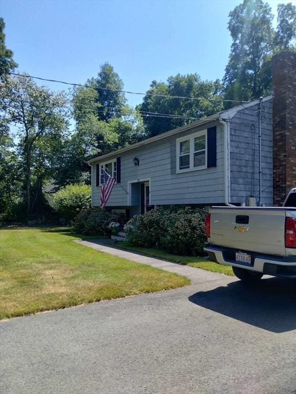 bi-level home featuring a front yard