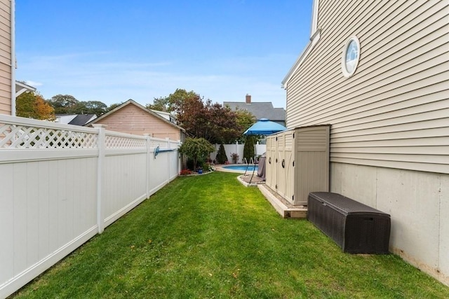 view of yard featuring a fenced in pool