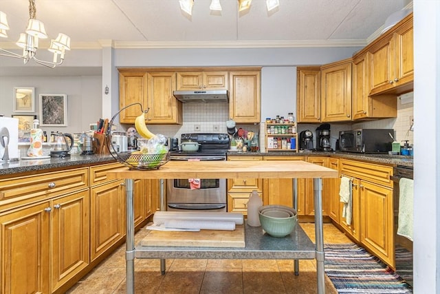 280 Harvard St Unit 1A, Cambridge, MA 02139 - kitchen with under cabinet range hood, black appliances, a chandelier, tasteful backsplash, and crown molding