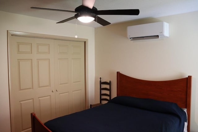 bedroom featuring ceiling fan, a wall unit AC, and a closet