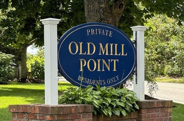 community / neighborhood sign featuring a lawn
