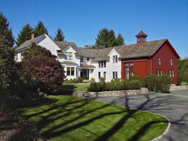 view of front of property with a front lawn