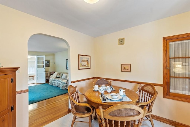 890 Westford St, Lowell, MA 01850 - dining area featuring arched walkways and light wood-style floors