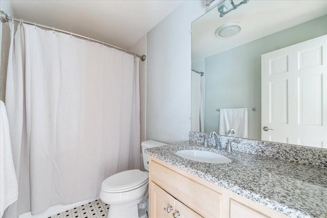 full bath with vanity, curtained shower, and toilet