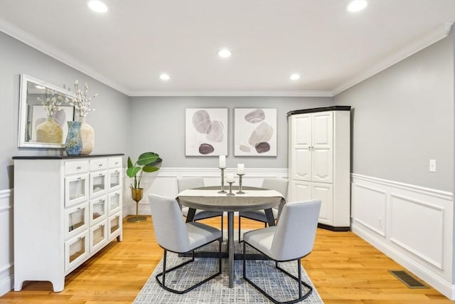 dining space with visible vents, ornamental molding, and recessed lighting