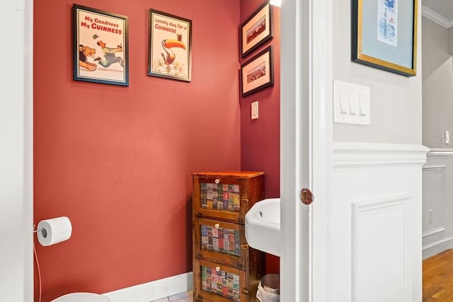 detailed view of crown molding