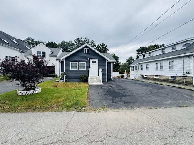 16 3rd St, Framingham, MA 01702 - bungalow-style home featuring entry steps and a front lawn