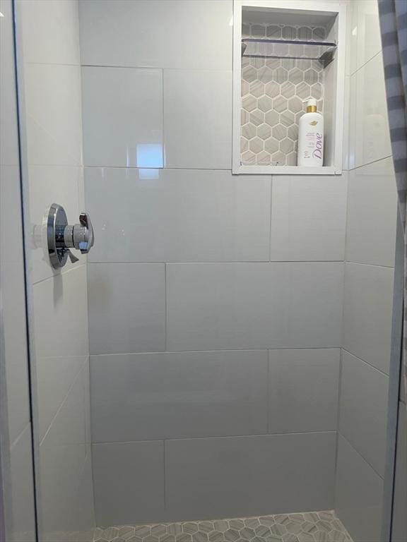 16 3rd St, Framingham, MA 01702 - bathroom featuring a tile shower