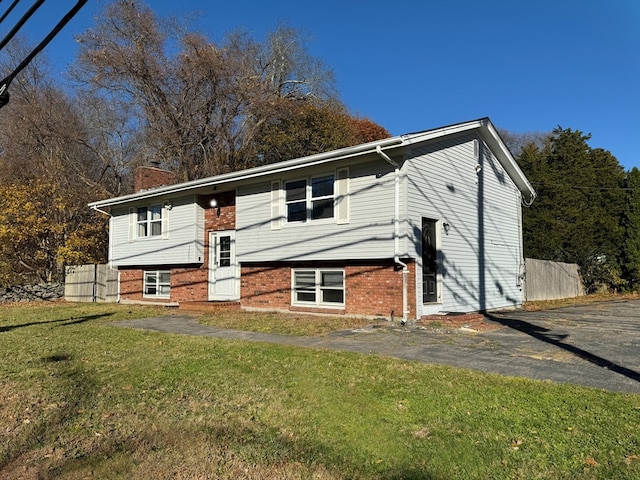 split foyer home with a front lawn