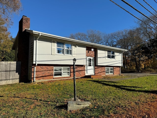 split foyer home with a front yard