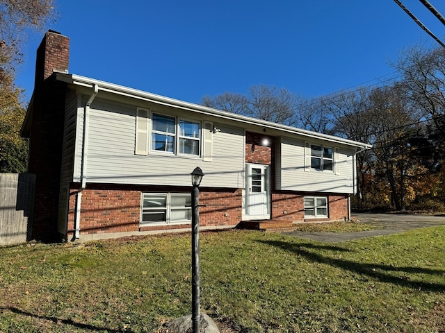 split foyer home with a front yard