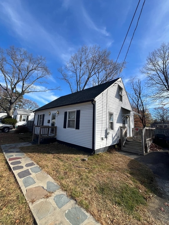 view of front of property featuring a front yard