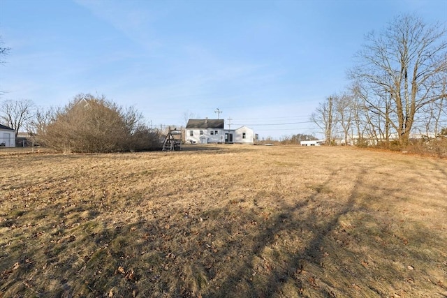 view of yard featuring a rural view