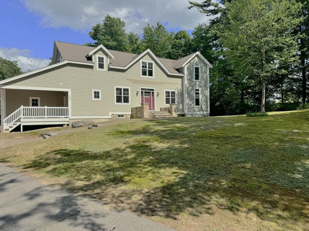 view of front of home featuring a front lawn