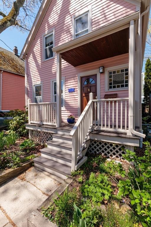 view of front of property featuring covered porch