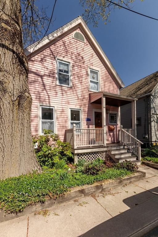 view of front of house featuring covered porch