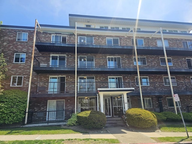 view of apartment building / complex