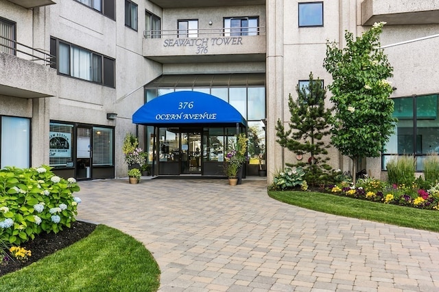 property entrance featuring a balcony