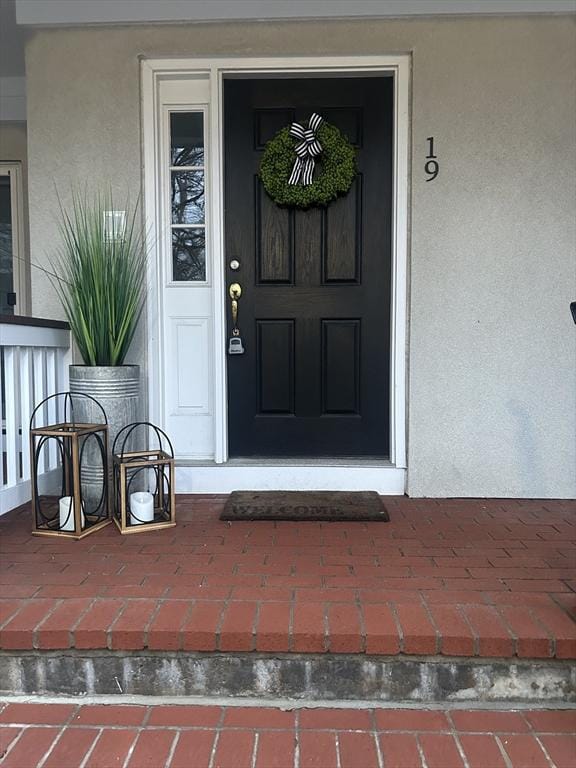 view of exterior entry featuring stucco siding