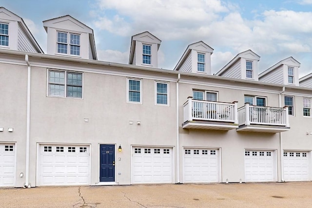 view of front facade featuring an attached garage and stucco siding