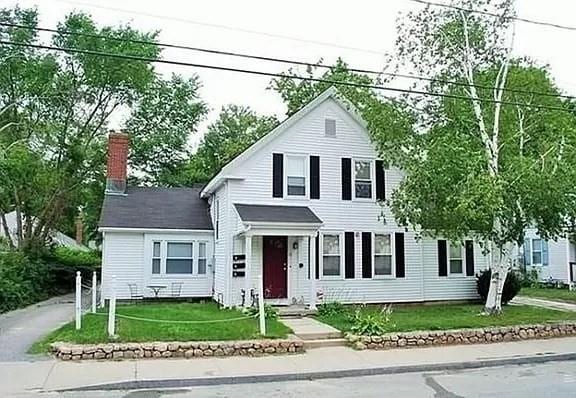 view of front of property featuring a front yard