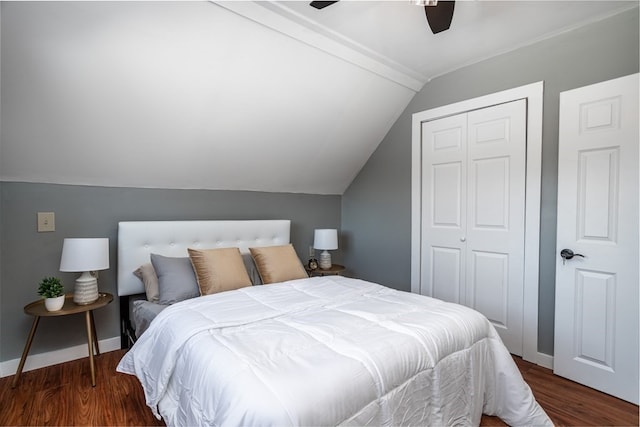 bedroom featuring a closet, lofted ceiling, ceiling fan, and dark hardwood / wood-style floors