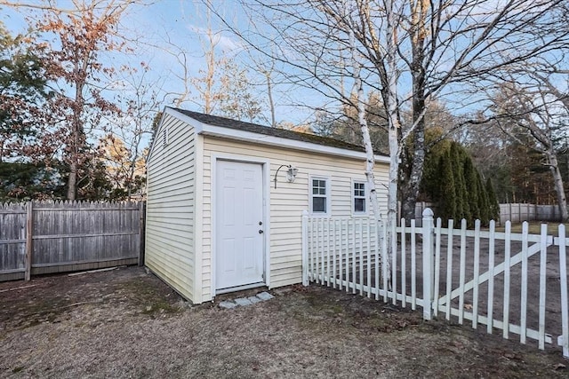 view of outdoor structure featuring an outdoor structure and a fenced backyard