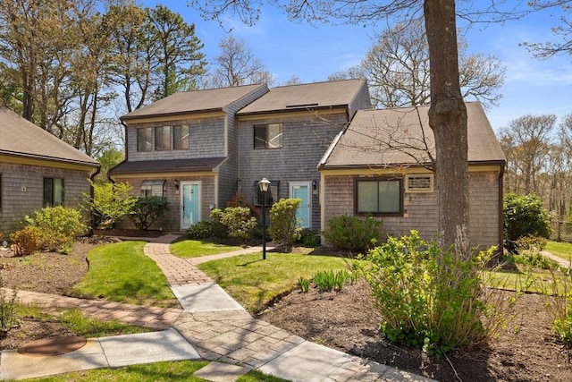 traditional home featuring a front lawn