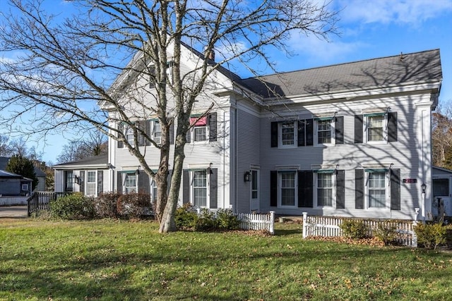 view of front of property with a front lawn