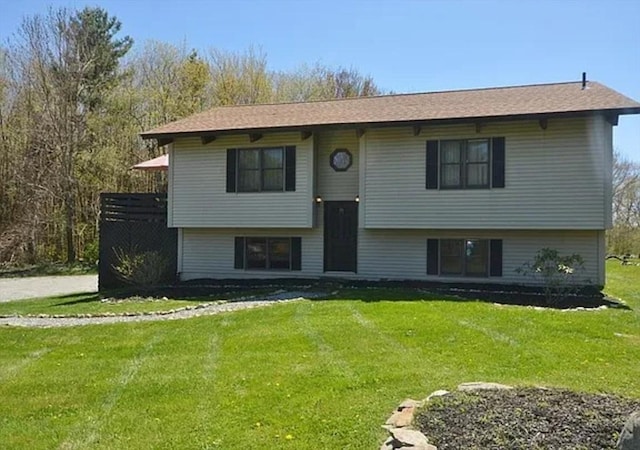 split foyer home with a front yard