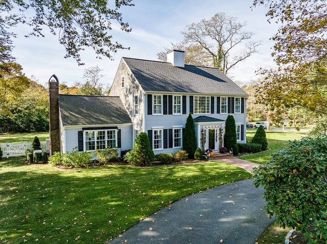 colonial house featuring a front lawn