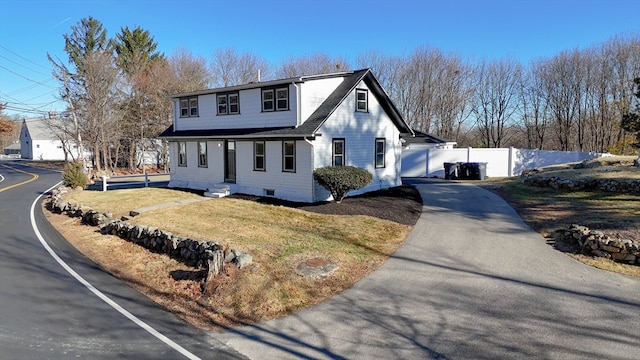 view of front of property featuring a front lawn