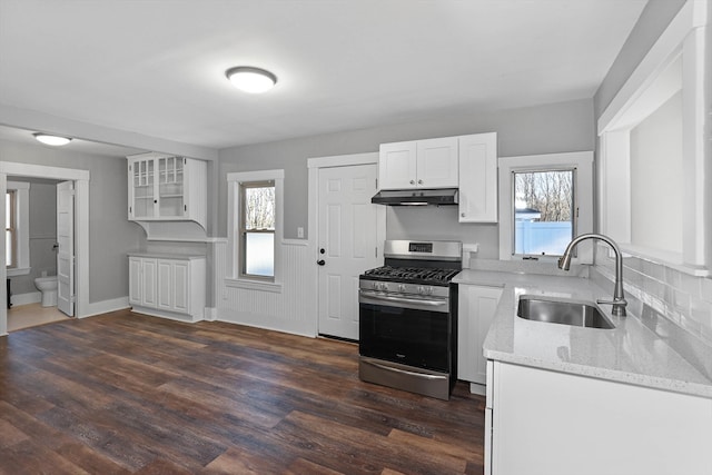 kitchen with gas range, sink, a healthy amount of sunlight, and dark hardwood / wood-style flooring