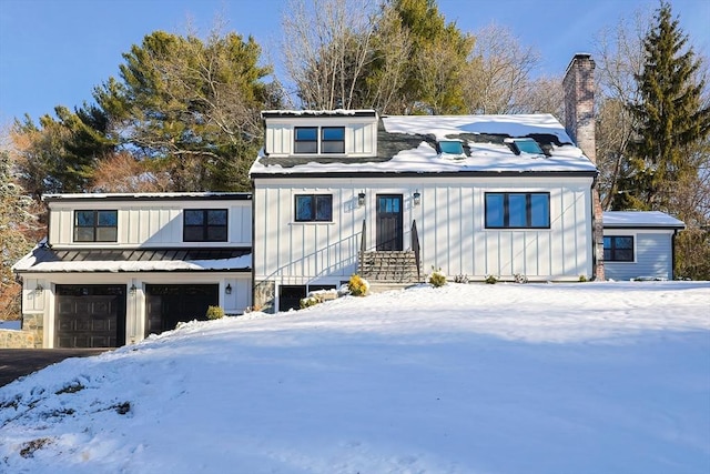 view of front facade featuring a garage