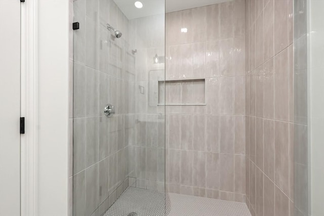 bathroom featuring a tile shower