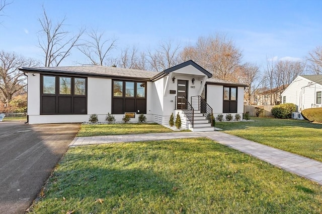 view of front facade with a front lawn