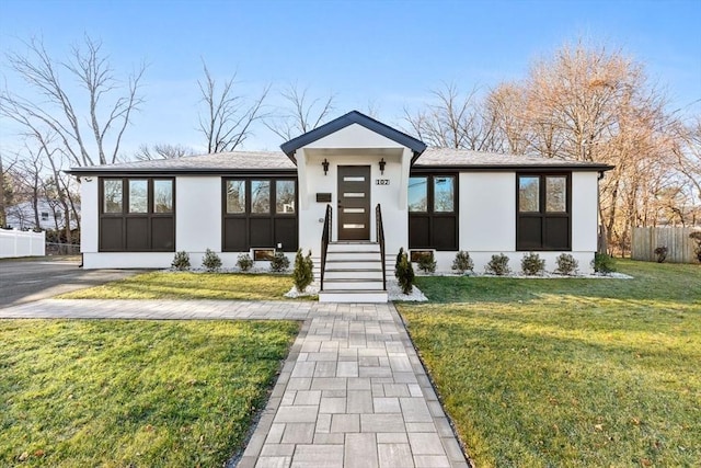 view of front facade featuring a front yard